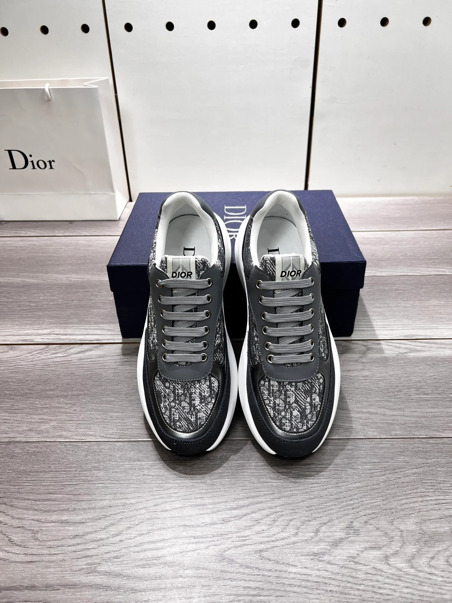 Factory price: 440💰Dior official website new style🎁🎁fashionable casual men's shoes👟, popular style💥simple and elegant version, exclusive for trendy men. Unique official website latest brand elements 👑original decoration, fashionable and generous, imported first-layer cowhide with original fabric✅breathable mesh lining, official website designated wear-resistant casual outsole, counter classic model taken in kind🎬Four colors available, code 38-44. Can be customized 45 non-returnable